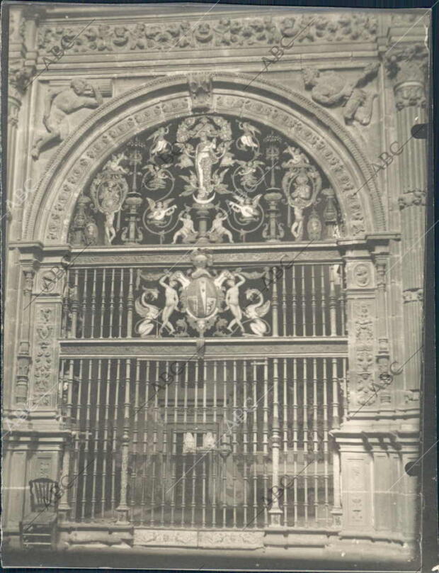 Berja de la capilla en la parroquia de san Nicolás, que por su Antiguedad y...