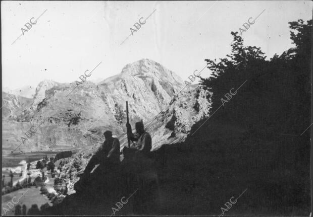 Dos Hombres con las Montañas Leonesas de Fondo