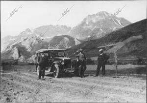 Cuatro Hombres junto A su coche