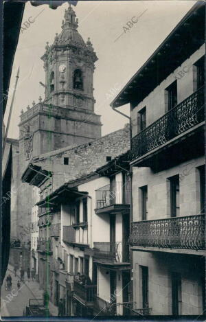 Casas Pintorescas de la calle mayor y la torre de la iglesia de Fuenterrabía