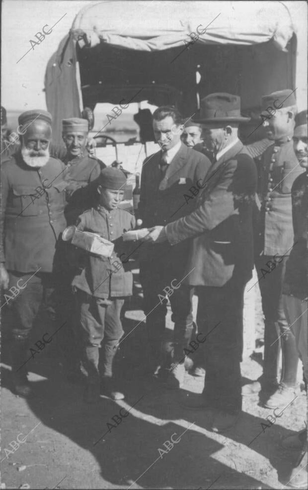 El alcalde de Manzanares y el general Cabanellas Entregando Cajas de Dulces A un...