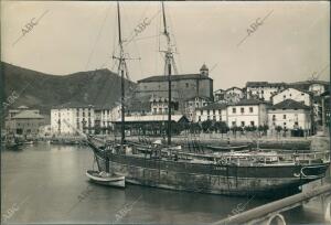 Vista del Barco "Carmen" frente al pueblo de Orio (Guipúzcoa)