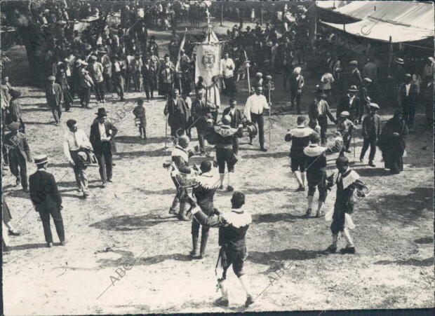 Danzarines en las Fiestas de Cumbres Mayores (Huelva), con las Típicas...