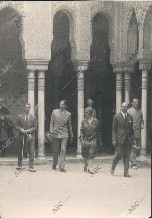 El Príncipe de Gales acompañado de su hermano Jorge y del arquitecto de la...