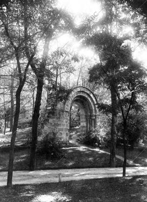 Ruinas de la iglesia Romanica de san Pelayo y san Isidoro procedente de Avila -...