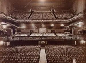 (Ca) Impresionante vista general de la sala principal del cine Palacio de la...