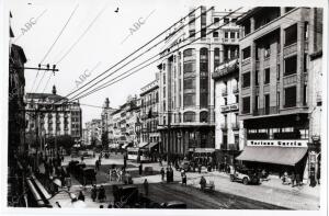 Coso tangente a la Plaza de España hacia 1920