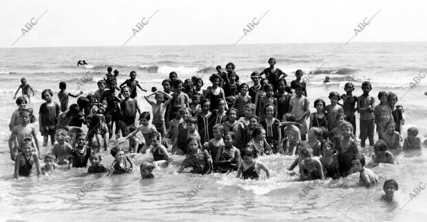 (CA.). Las colonias tomando un baño en el mar