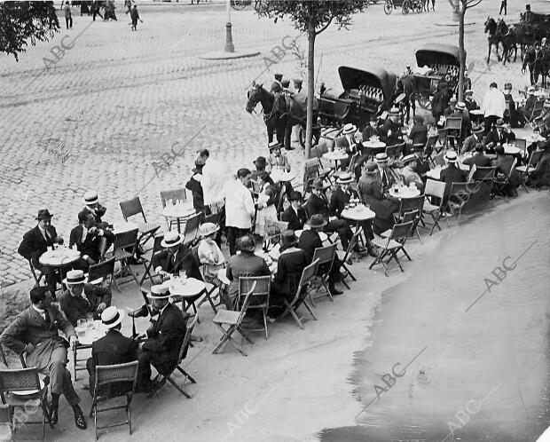 Una terraza en la calle Alcalá en los años 20 del siglo XX