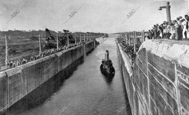 Pasaje del un remólquelo por las esclusas del Canal de Panamá