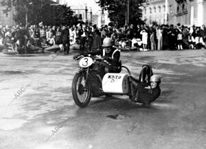 (CA.) Concentración de motociclismo en Barcelona. En la imagen, un sidecar