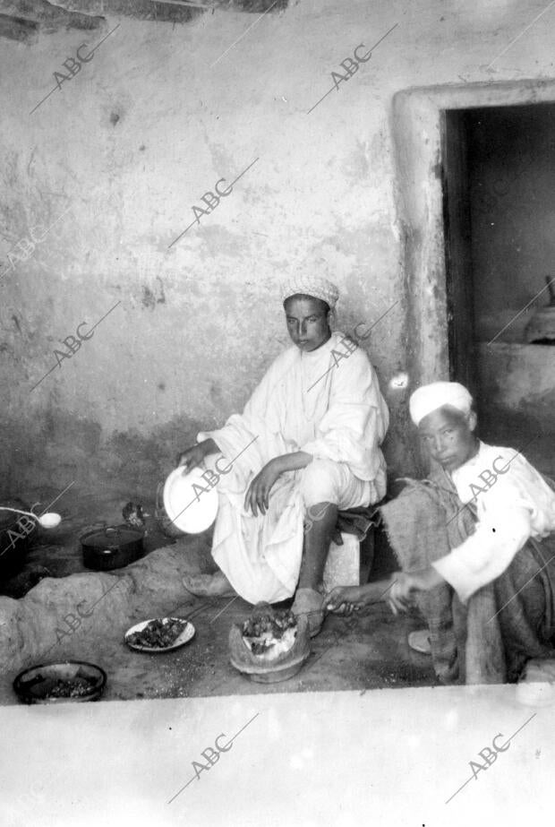 Los Cocineros de Abdel Krim Preparan los Clásicos Pinchitos de Kefta