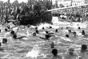 Los festejos en el río y la caza del pato durante la Velá de Santa Ana