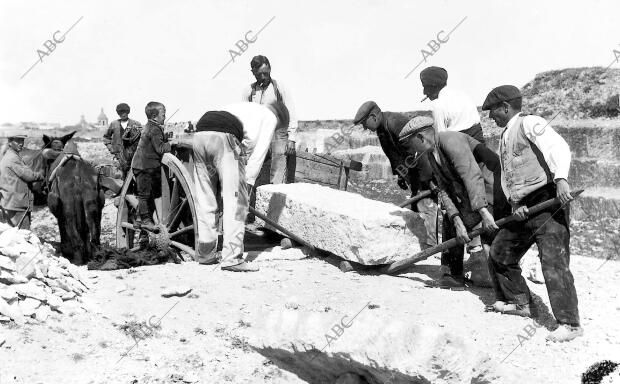 (CA.) Picapedreros trabajando en una cantera a principios del siglo XX