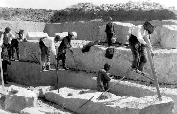 (CA.) Picapedreros trabajando en una cantera a principios del siglo XX