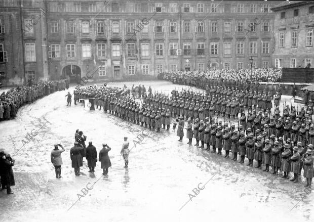 Los Legionarios Saludan el Dia 1 de enero al presidente Masaryk en uno de los...