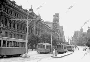 Tranvías circulando por la calle de Alcalá