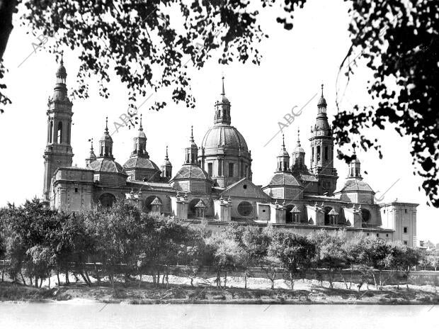 La Basilica de nuestra Señora del Pilar, en Zaragoza, en una imagen de 1920