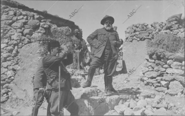 El general Cabanellas Dando Órdenes para la fortificación del campamento de...