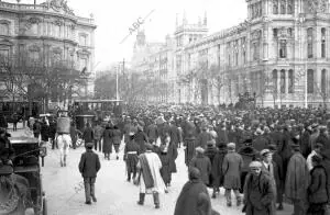 Aspecto de la plaza de Castelar Cibeles- al paso de la fúnebre comitiva