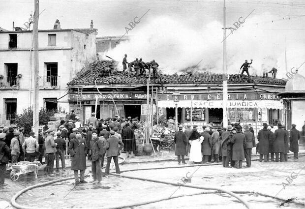 Trabajos de extincion del incendio ocurrido en los Cuatro Caminos