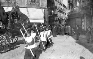 La comitiva Funebre del director De "la Vanguardia" D. Miguel de los Santos...