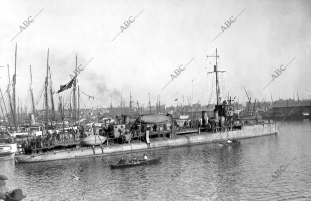 El torpedero Frances "Pique", actualmente fondeado en el puerto