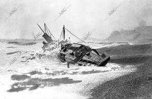 Submarino Aleman internado en el puerto de Hastings, arrastrado y Destruido por...