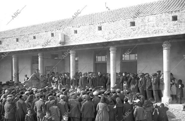 El rector de la Universidad de Barcelona, Marqués de Carulla (X), Inaugurando...