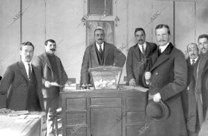 S.A.R. el infante D. Fernando Emitiendo su voto en el colegio de la plaza del...