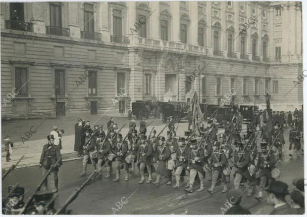 El Rey Alfonso XIII, presencia desfile desde uno de los balcones del Palacio...