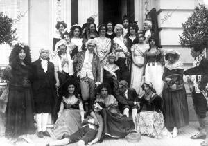 La fiesta Benéfica del teatro real Grupo de Distinguidas Jóvenes Señoritas que...