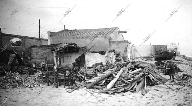 Un aspecto de los Destrozos Causados en la barriada de Pekin, en el pueblo nuevo