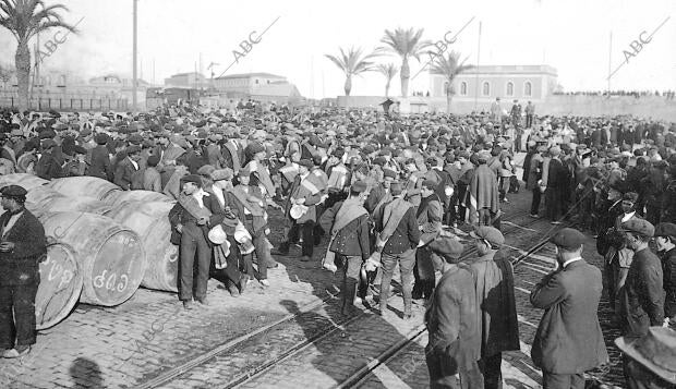 Embarco de los Reclutas del actual reemplazo Destinados A Ceuta -fecha...