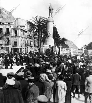 Llegada al monumento de la procesión Cívica Organizada para tributar homenaje A...