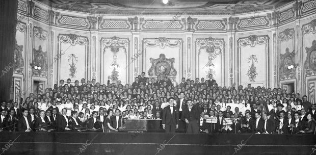 Orquesta y Coros Que, bajo la dirección del maestro Benedito (X), Han dado un...