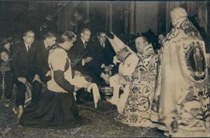 El obispo, doctor Melo (x), celebrando la ceremonia del lavatorio de pies del...