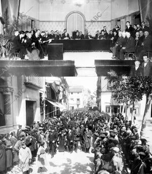 La comitiva Dirigiéndose al teatro donde se celebro el Acto