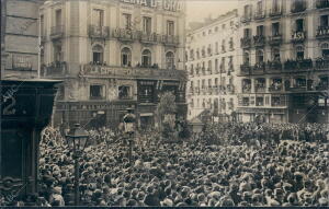 Aspecto de la puerta del sol al pasar la procesión ayer tarde