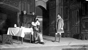 Una escena de la comedia de Eduardo Marquina «La Princesa juega»