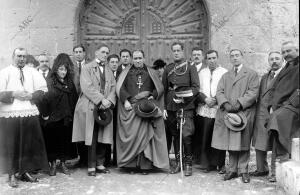 El Neofito D. Emilio Kubisa después de recibir el agua bautismal de Manos del...