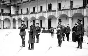 El coronel del regimiento de Covadonga Sr. Burguete en el solemne acto de...