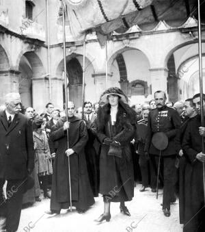 Ss.Aa. D, Carlos y doña Luisa Entrando bajo palio en el monasterio