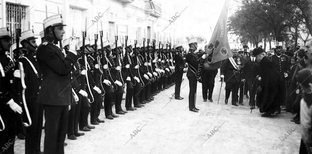 S.M. Re (X) Saludando A la bandera de la academia de Ingenieros