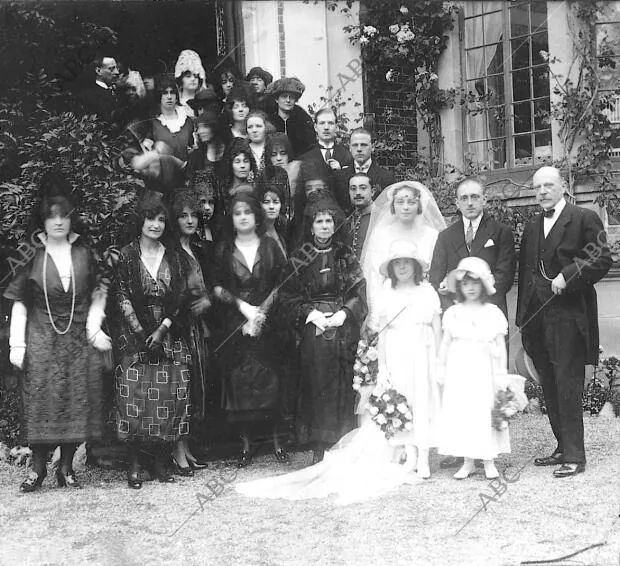 María Luisa Brunet y don Alberto santa Marina, con los Invitados A la ceremonia