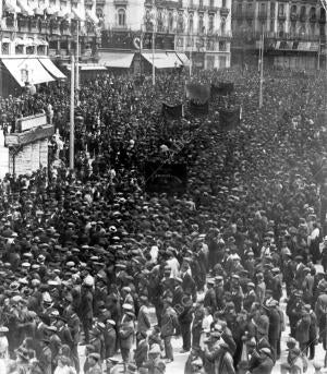 Aspecto de la Puerta del Sol al paso de los manifestantes