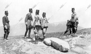 S.M. el Rey (1) Hablando con los Infantes don Carlos (2), y don Gabriel (3) y...