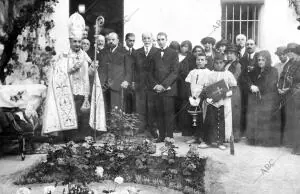 El Sr. obispo de Madrid-Alcala Rodeado de los Invitados A la inauguración del...