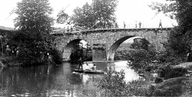 Puente de Zubieta sobre el río Ibazubal y Sitio (X), por donde se Precipitó al...