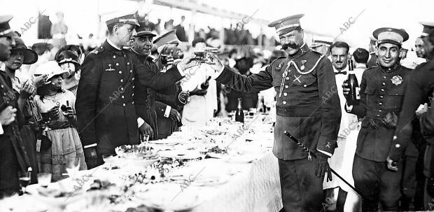 El general Silvestre (X), Brindando en El "Lunch" dado A los Marinos por las...